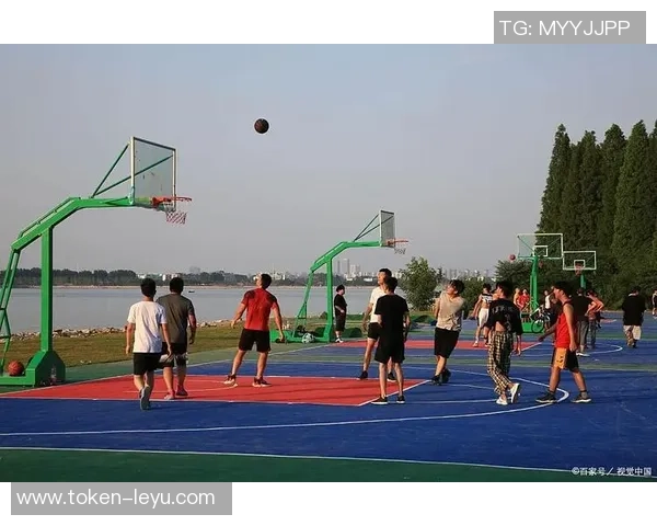 广西篮球赛场突发冲突引发热议观众拍摄打架视频引发广泛关注 广西篮球赛场突发冲突引发热议观众拍摄打架视频引发广泛关注